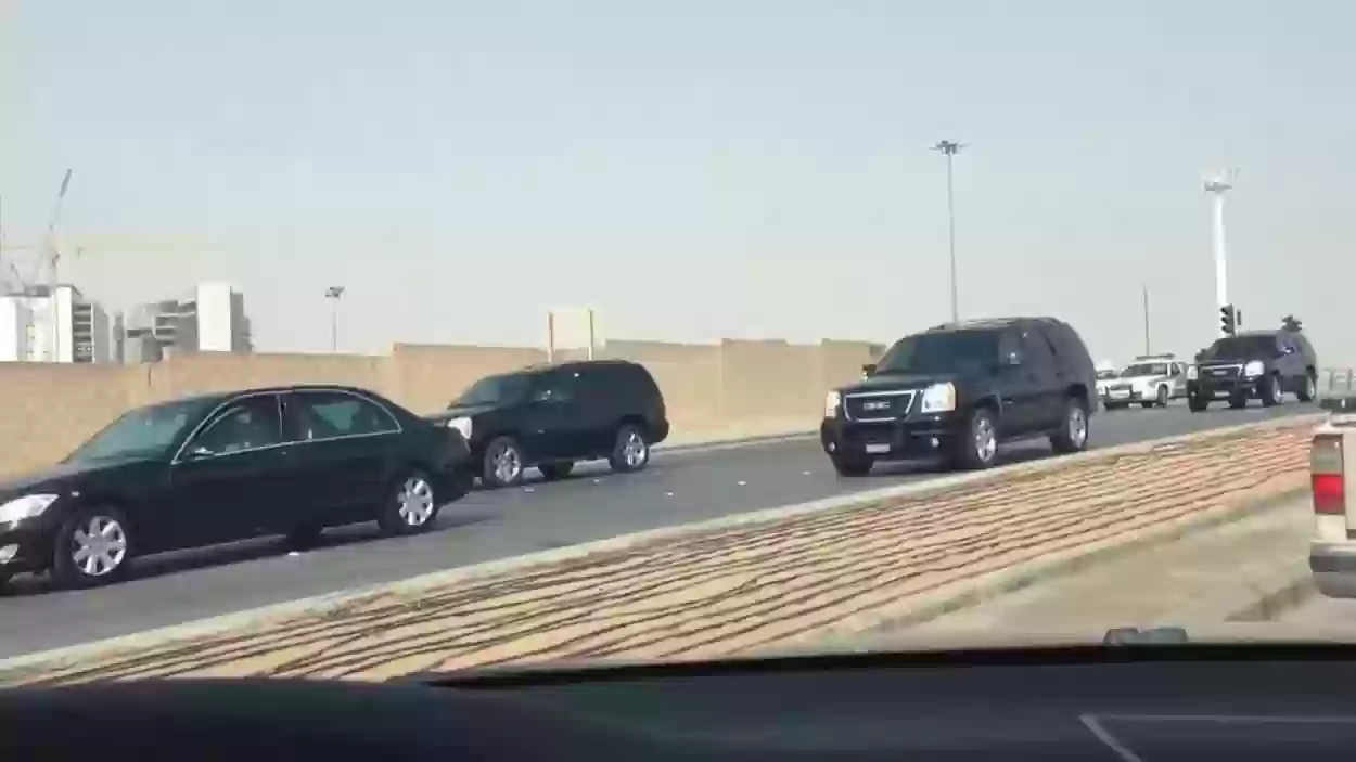  ولي العهد يتجول في شوارع الرياض بين الأهالي بسيارته